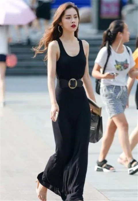 街拍:小姐姐颜值高身材好,一双修长的美腿,特别吸睛