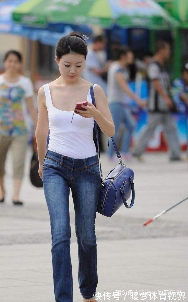 吊带背心 浅蓝色牛仔裤外搭风衣,很有甜美时尚感,女人味爆棚