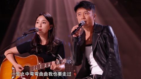 總決賽|《中國(guó)好聲音》5強(qiáng)爭(zhēng)霸賽：伍珂玥拿第一，2人逆襲進(jìn)決賽，男學(xué)員全軍覆沒