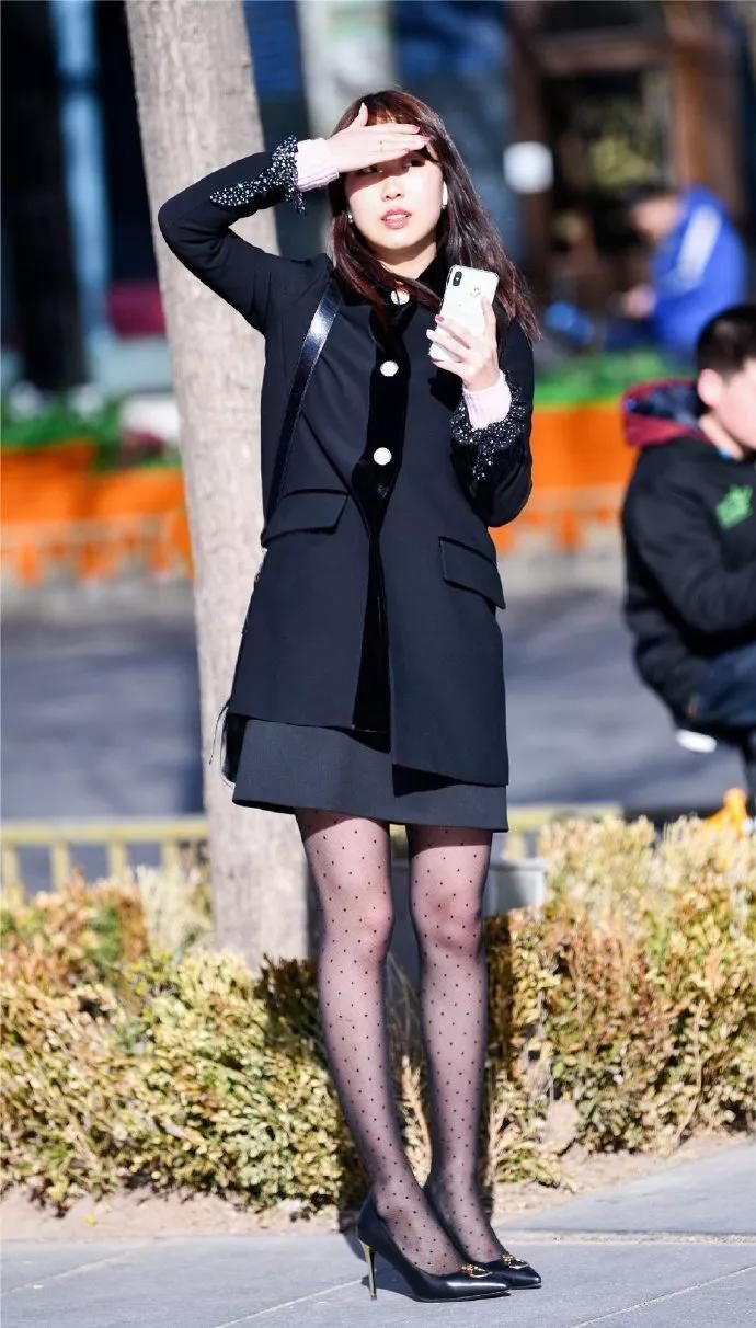 女人味|美女街拍:女神脚上踩着一双尖头的高跟鞋,让她看起来更加的有女人味