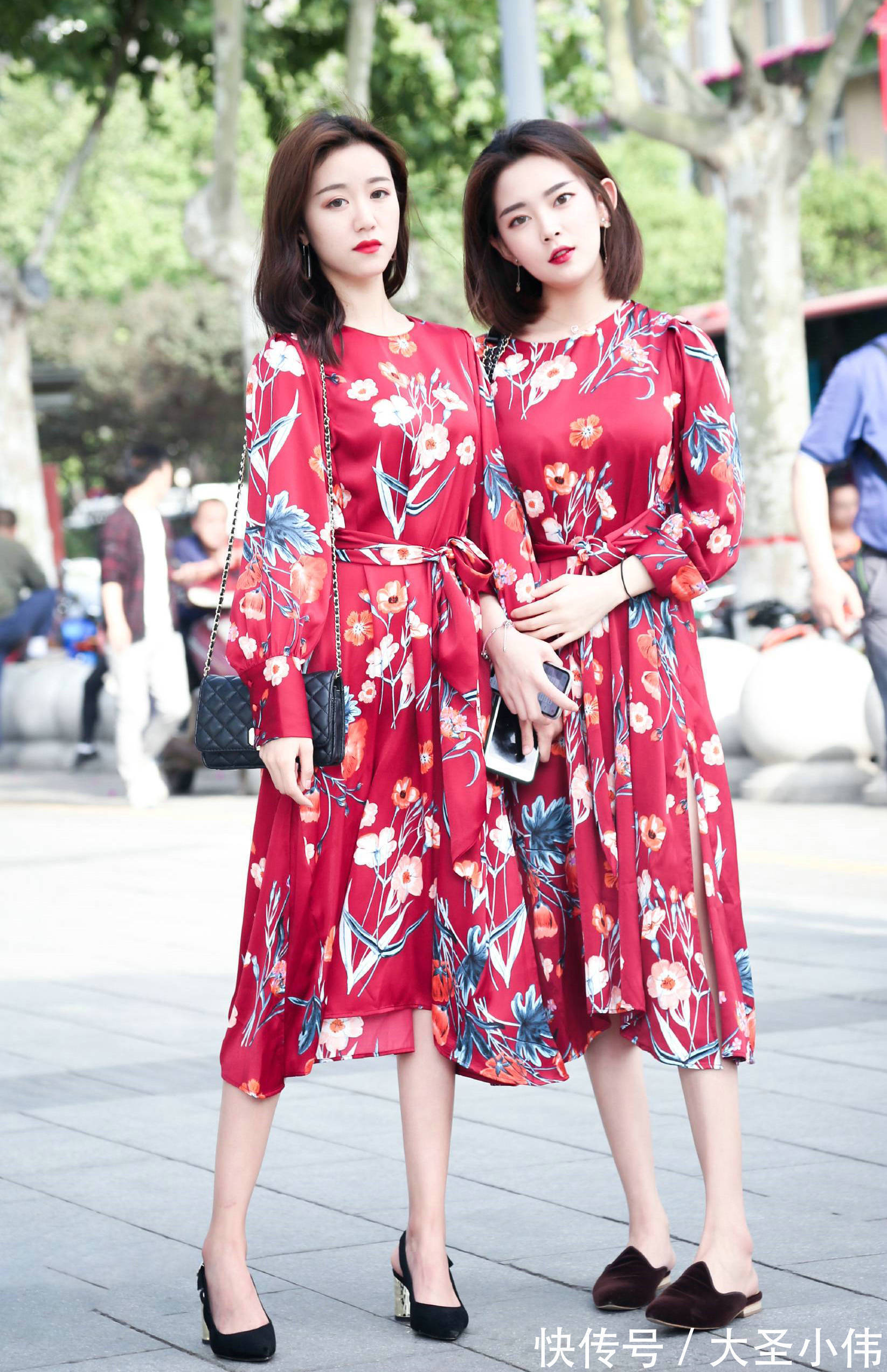 高跟鞋|美女街拍:白色的短袖搭配一款灰色的休闲长裤,视觉上很清新雅致