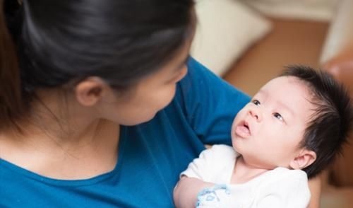 身体不适|宝宝太难哄睡?家长不妨多给孩子抚摸3个部位,娃睡得香更聪明