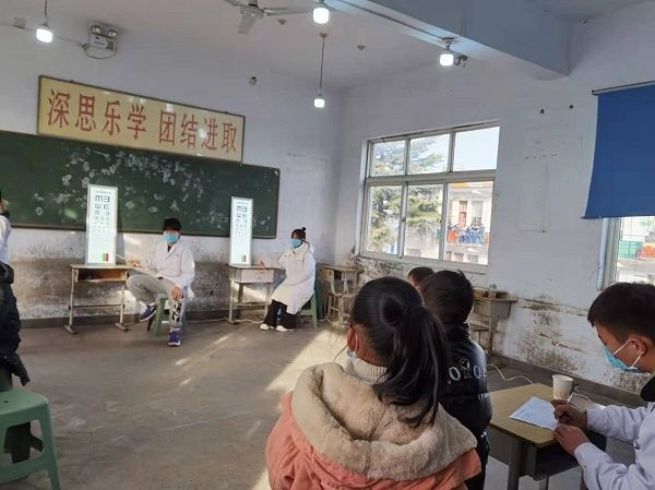 医务人员|[卢店镇中心小学东校区]关注孩子健康成长，常规体检在行动。