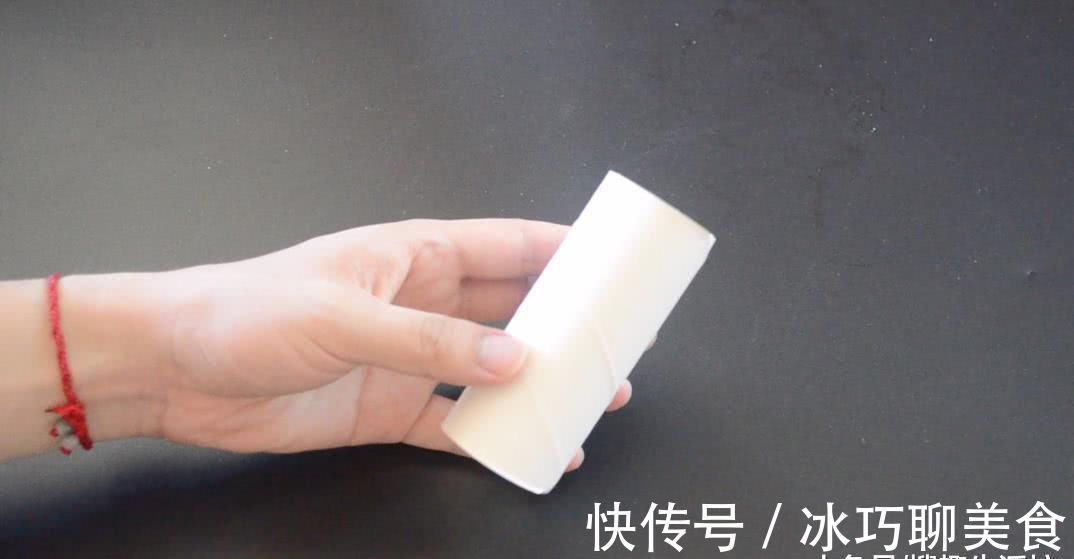 把卷纸筒粘在垃圾桶是上, 这个作用太神奇了, 解决了很多家庭的烦恼