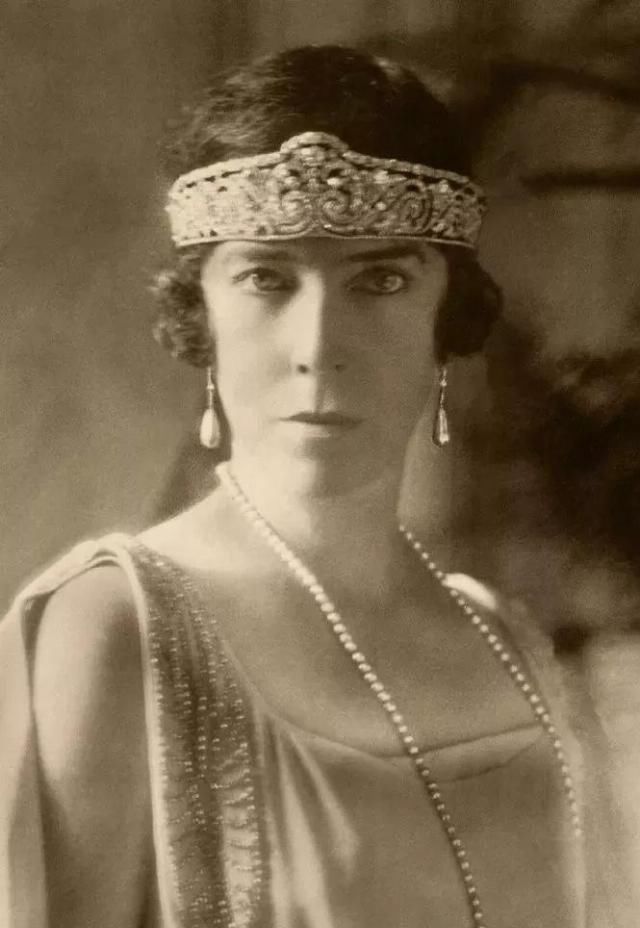 “冠冕”与“皇冠”有什么不同28顶古董冠冕,讲述欧洲贵族头顶上的百年奢华