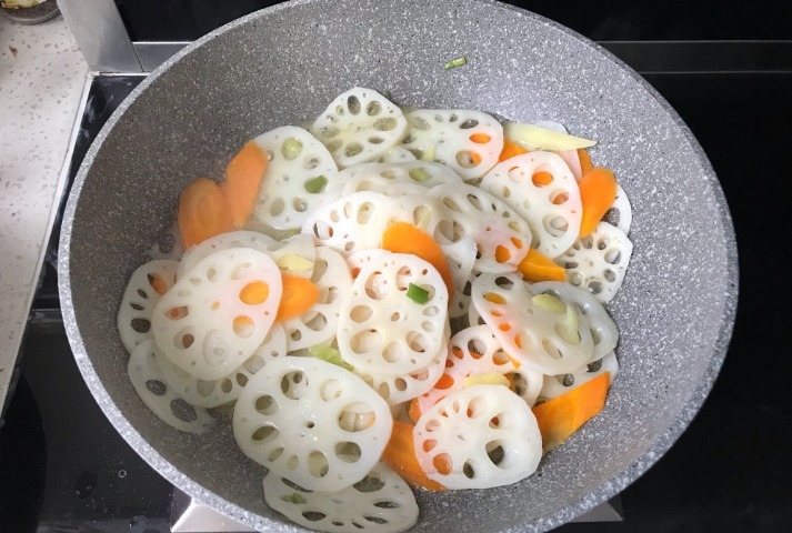 炒莲藕下锅就变黑,老厨师教你1招,加点它,莲藕白净还入味