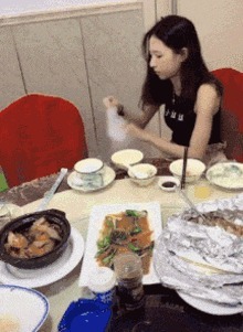 |搞笑GIF：本来我也想吃一口 但是碍于面子没张口