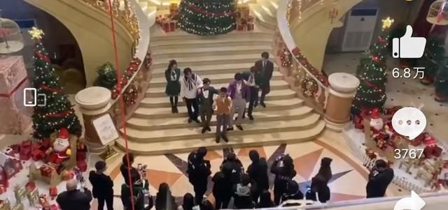 特辑 刘昊然《明侦6》首期变最帅!穿紫色太惊艳,圣诞特辑全员开挂