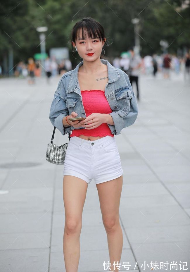 一举一动|街拍美女:一举一动都表现出一种高贵的气息