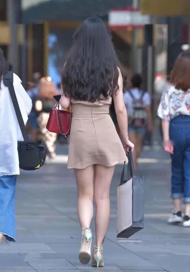 微胖的美女高腰半身裙修身显气质,让造型显得优雅大方