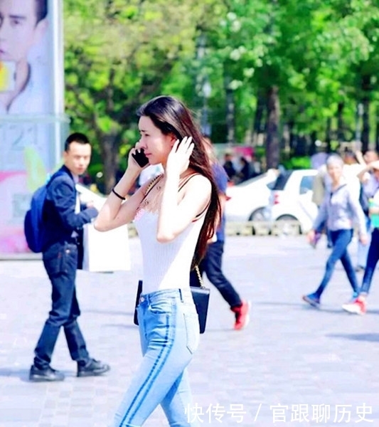 都市街头的靓装美女,大方得体的装扮尽显青春活力