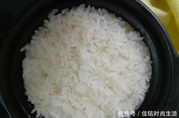 煮米饭时,有人放醋有人放盐都错了,学会一招米饭香软,粒粒分明