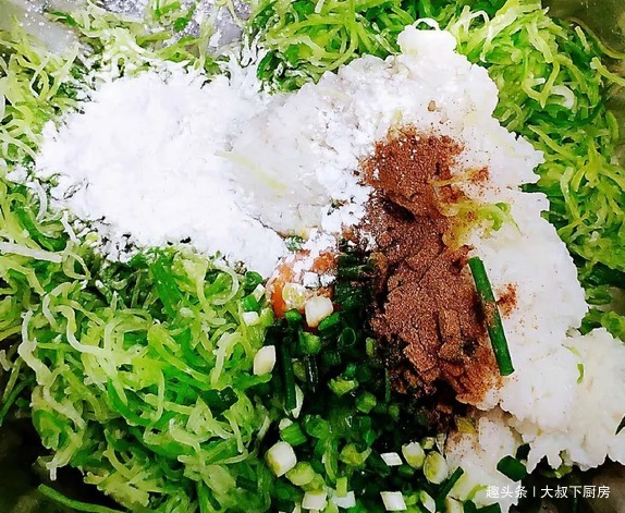 大叔家的素丸子炸萝卜丸子,鲜香味美,口感带脆,家人爱吃!