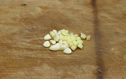 土豆不要炒土豆丝了,教你一道传统老菜炒三丁,做法简单好吃下饭