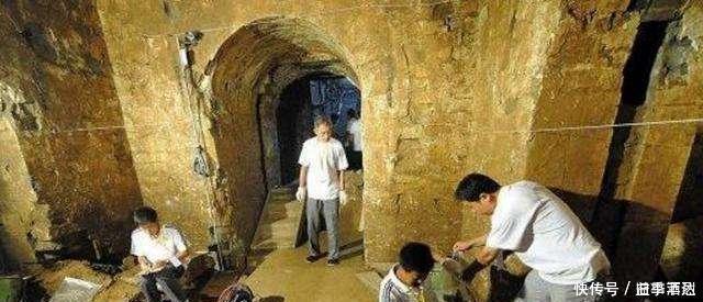 农民修房子挖出两副棺材,打不开放了一把火,他想掩饰什么!