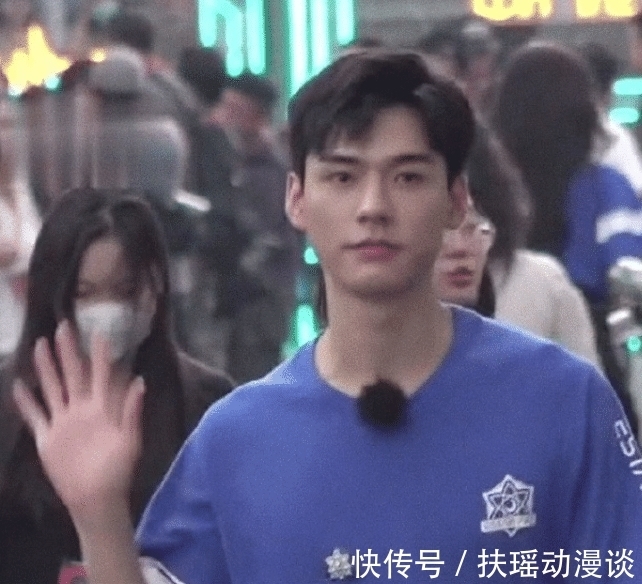 龚俊|龚俊节目生图曝光，路人镜头下又帅又酷，网友：有电竞男主的内味