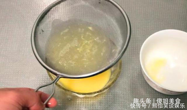 滑嫩|蒸鸡蛋羹时,最忌直接上锅蒸,厨娘教你2招,像果冻般Q弹又滑嫩