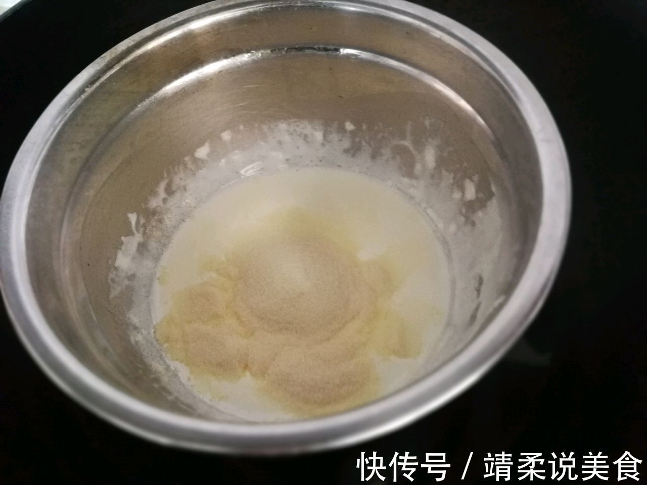 生乳酪草莓慕斯蛋糕，不仅颜值高，味道也甜美