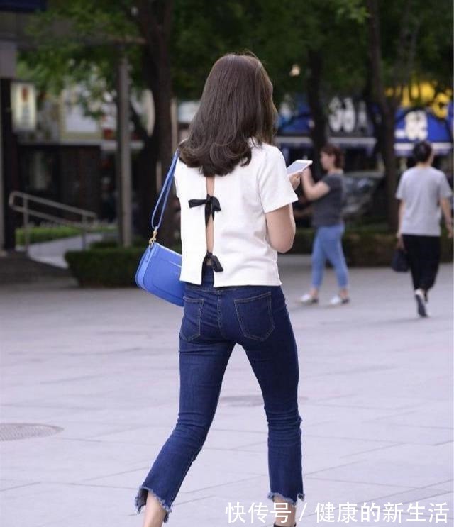 T恤 黑色T恤搭配牛仔热裤，舒适迷人，很引人注目！