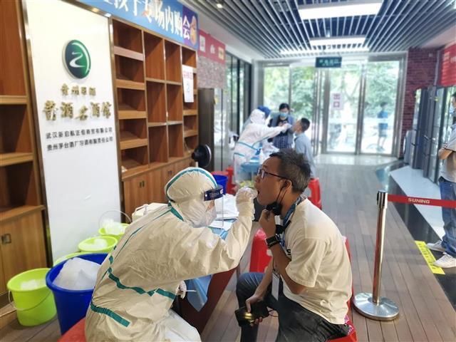 超门店|为了给医护人员制冰送冰，这家大型商超门店清空了所有冰柜