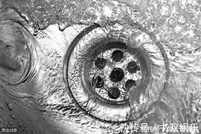 碗筷|下水道又被油污堵住,别再用热水冲了,一个小妙招,让它顺畅无阻