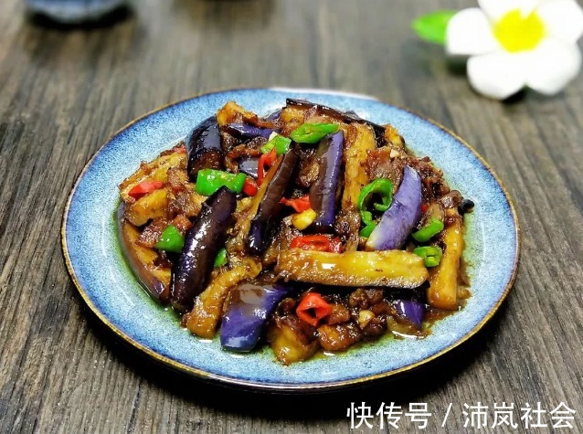 黑黢黢|炒茄子不要先放油,大厨教你一招,无论怎么炒都不发黑,也不油腻