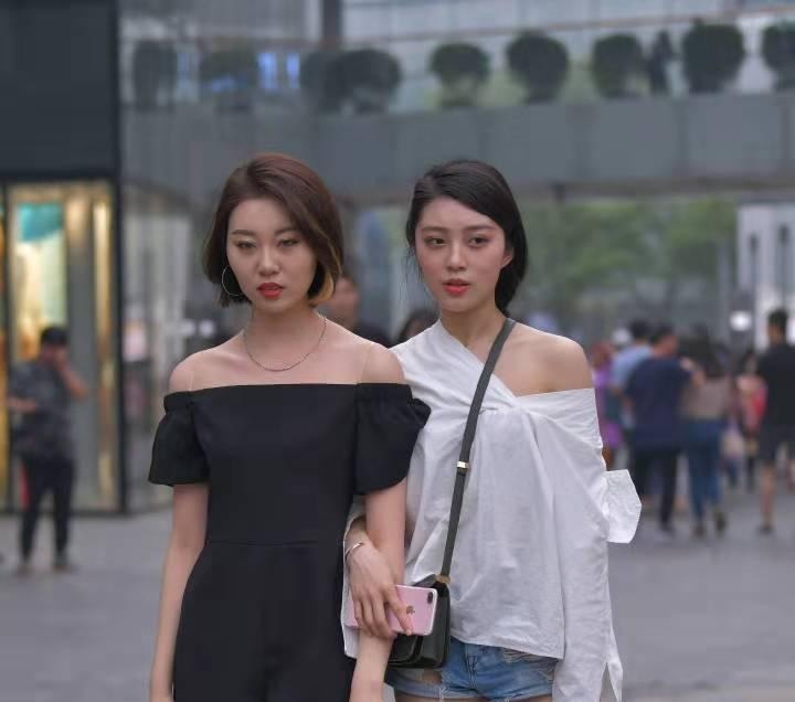 街拍小姐姐穿衣“不正经”,这么严肃的白衬衣被她穿成这样!