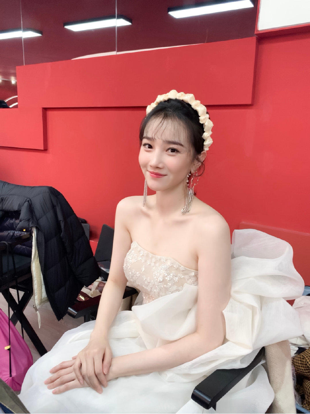 短裤|陈小纭为减龄又“费心思”了,宽松针织衫配绿色短裤,又美又耐看