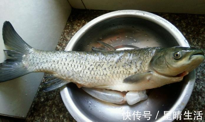 涂抹|给鱼去腥,不要用料酒,教您一个好方法,炖鱼无腥味,鲜香十足