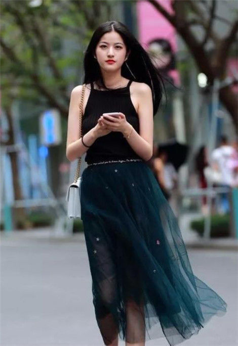 街拍长发美女气质温婉,长发飘飘,美丽动人