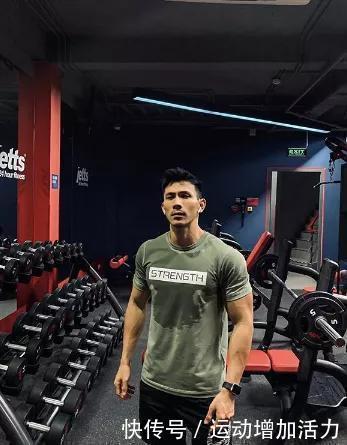 腹肌|越南小伙练出6块腹肌,还成了健身男模,果然肌肉才是最好的外衣