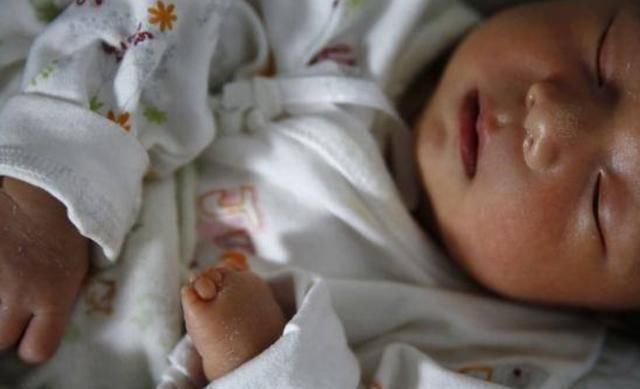 小雅|孕妇怀了双胞胎,全家开心,可孩子出生后医生和家人不知所措