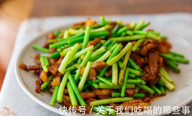 老师傅教你炒蒜苔，别直接炒别焯水，巧用一招，蒜苔翠绿鲜嫩入味