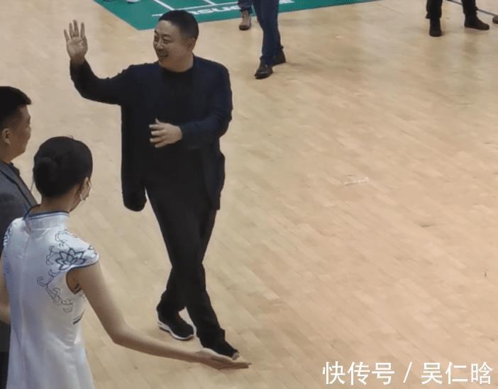 暖心|大姐紧抓刘国梁手臂不放,刘国梁做法暖心,被2位女球迷搂腰合影