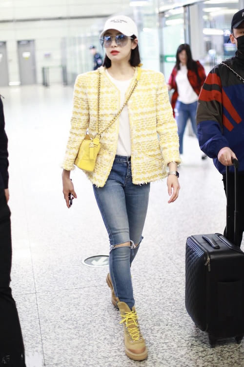 小香风外套是什么？就是这种花呢镶边小外套，穿上时尚优雅有气质