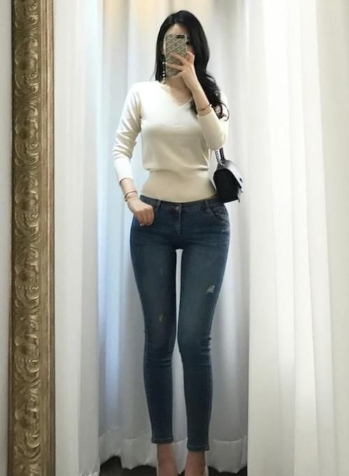 身材|紧身牛仔裤美女，装扮尽显女性柔美气息，美得自然美的出众！