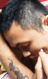 |搞笑GIF:单身久了 还有哪项秀恩爱的姿势不会