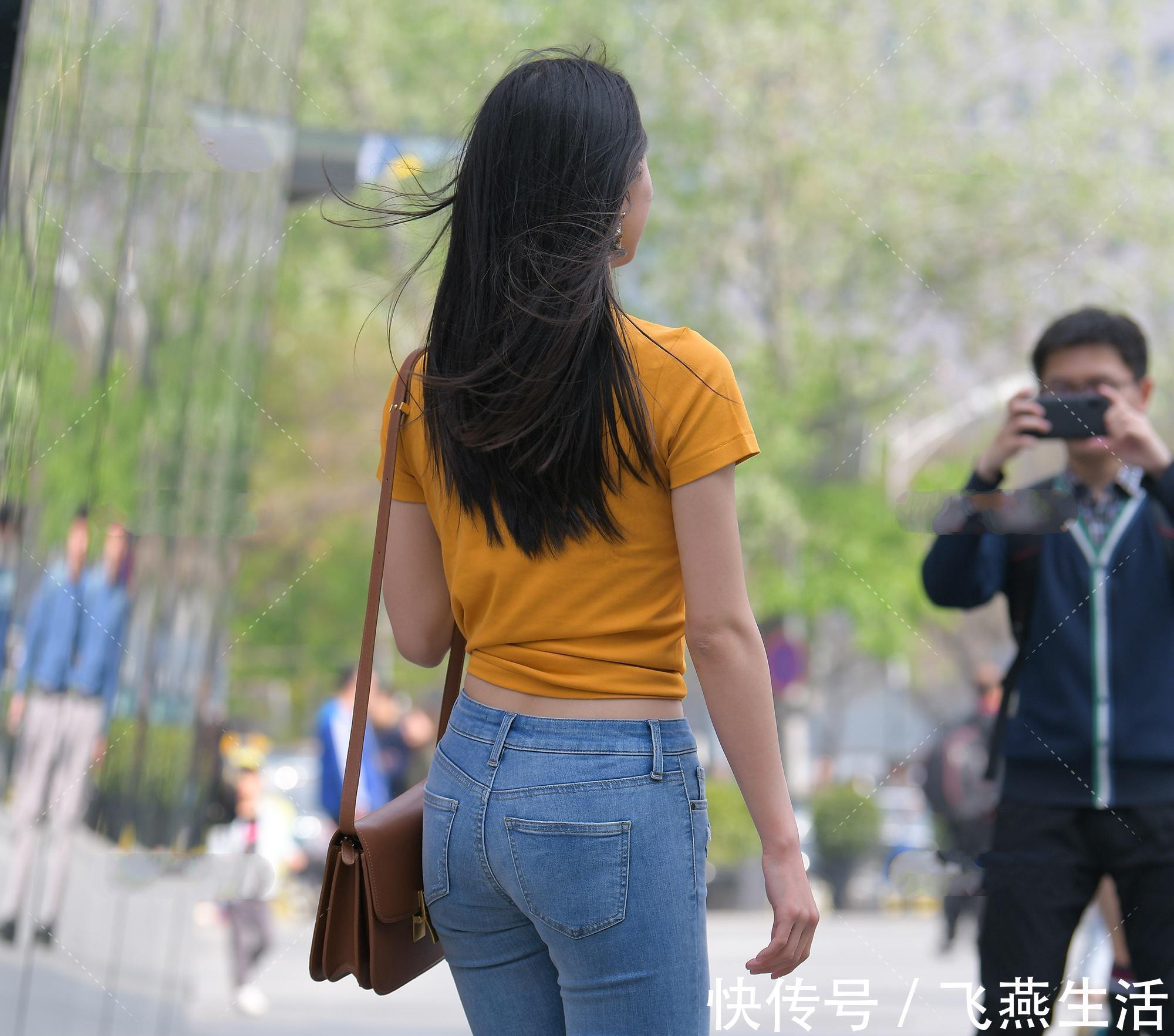 浅色|橘黄色修身短T搭配浅色牛仔裤,青春活泼,满满的校园风