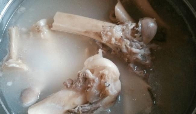  炖羊肉汤，用开水还是用冷水？牢记正确做法，羊汤浓白鲜香无膻味