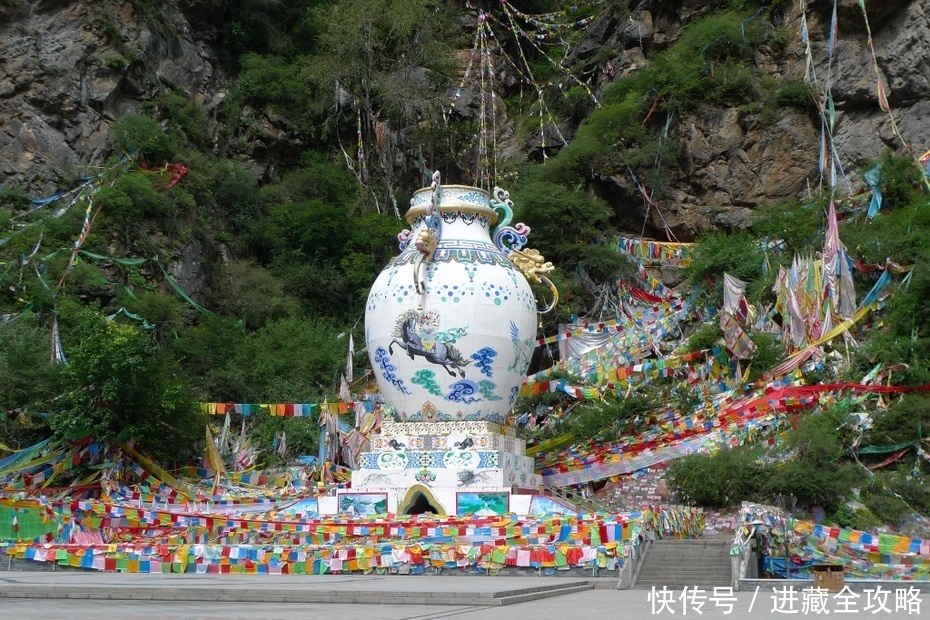 色达路上的第一抹红，川藏北线观音桥，拥有两个中国之最