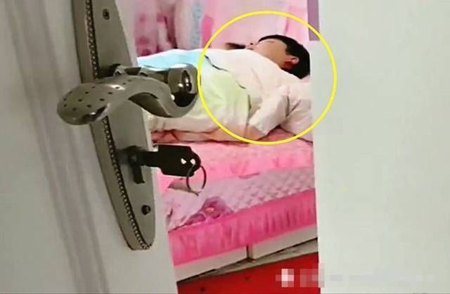 带娃|妈妈出差刚回家,开门一瞧,无法淡定,网友亲爹