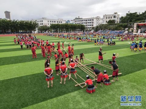 学生在保亭中学校园|海南保亭：校园欢跳竹竿舞