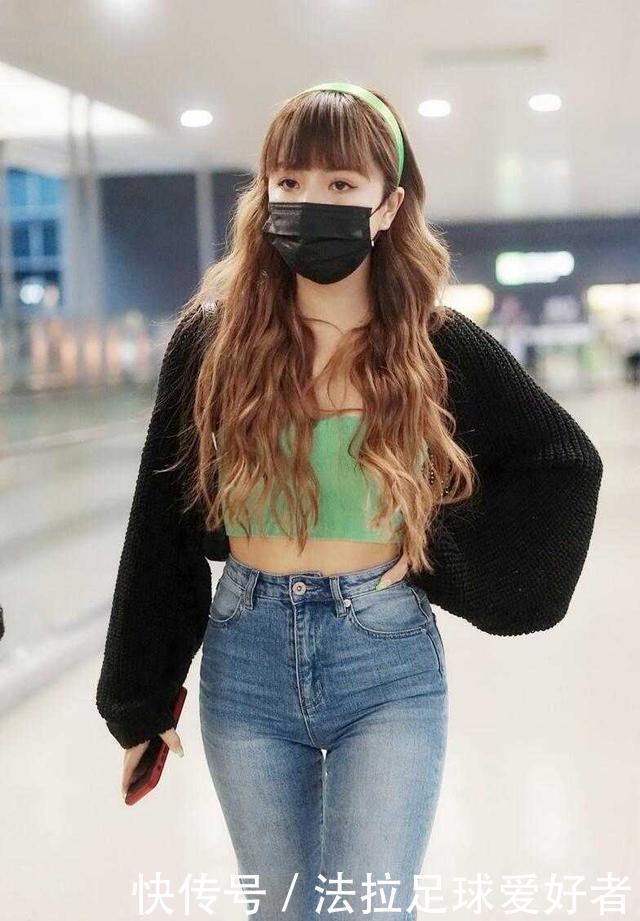 安崎|安崎真会穿,露腰针织衫配牛仔裤高挑精致,小个子也能穿出大长腿