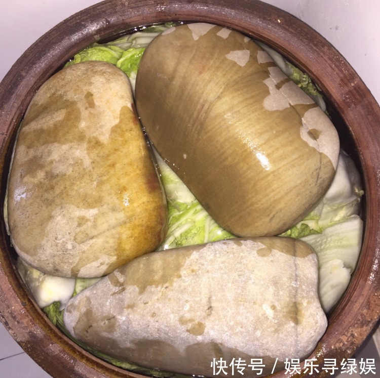 腌酸菜，东北大娘教你3个技巧，保证酸香脆爽，久放不霉，超好吃