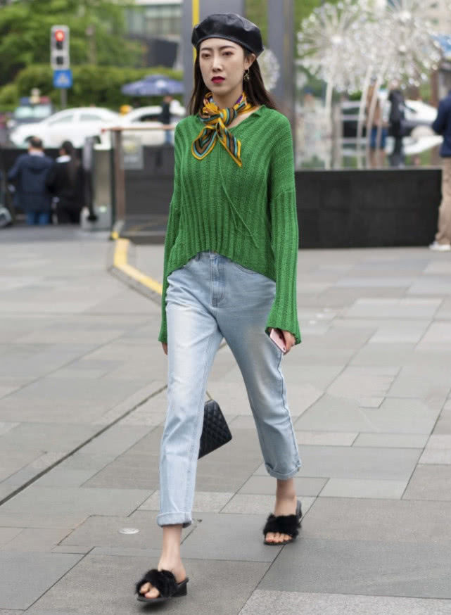 街拍小姐姐穿一身棕黄色系穿搭出门,超吸睛,一般人驾驭不了