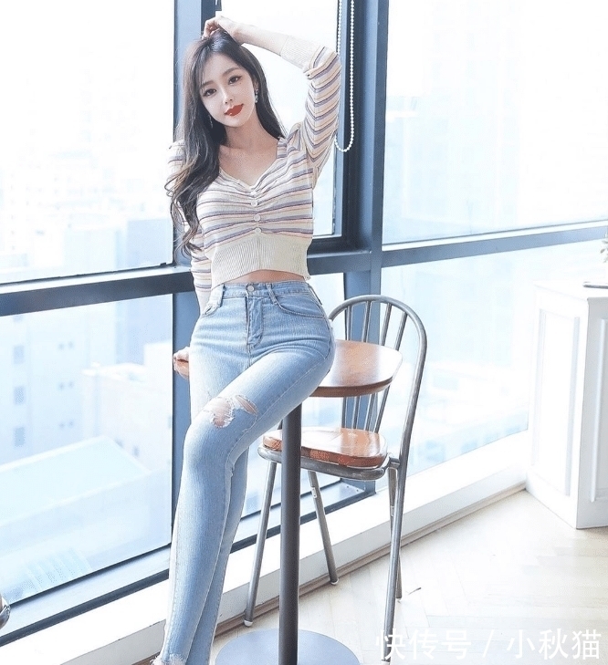 短款条纹线衫搭配牛仔裤,清新又迷人