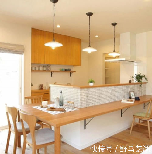多功能|日本厨房真会设计，围着厨房隔断装半圈板子，就能多个多功能桌面