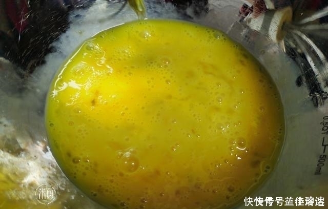 蒸鸡蛋羹,千万不可直接加水,蒸前多加1步,鸡蛋如同果冻般嫩滑