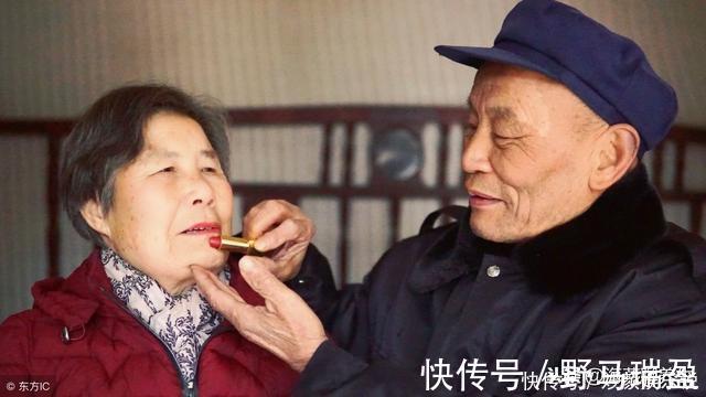 老人|为什么年老了会有“老年臭”？注意：45岁后做好3事，老了不发臭