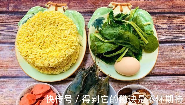 方便面别总是煮着吃，这样做比张云雷泡面的还香，朋友都说太豪华